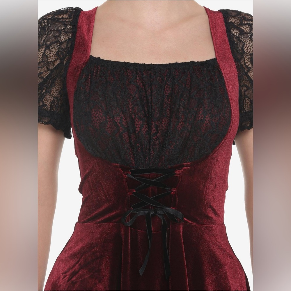 Velvet dress with lace details - Picture 6 of 6